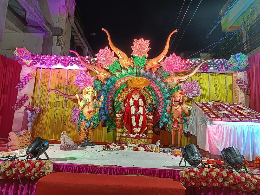 सजा हुआ भक्ति मंच